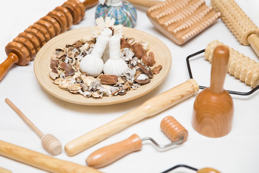En quoi consiste une séance de thérapie par le bois et les instruments utilisés ?